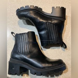 Platform lug sole black pull on Chelsea combat boots 8 1/2 90’s Y2K retro grunge